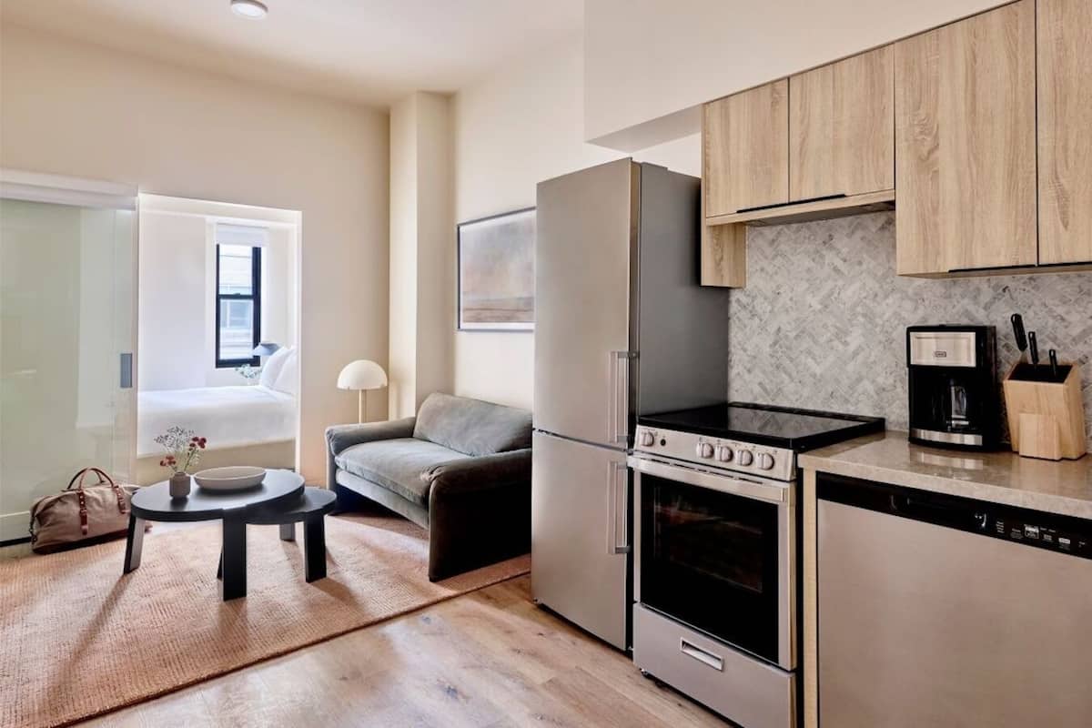 Full-sized fridge, microwave, oven, stovetop