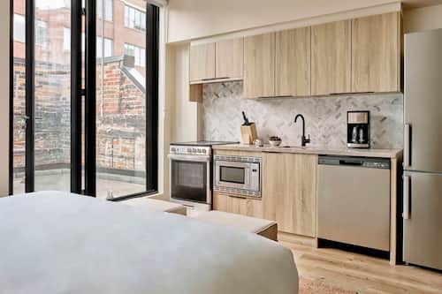 Estudio superior, 1 cama de matrimonio grande | Cocina privada | Frigorífico grande, microondas, horno y placa de cocina