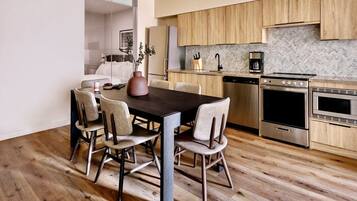 Standard-Apartment, 2 Schlafzimmer | Wohnbereich