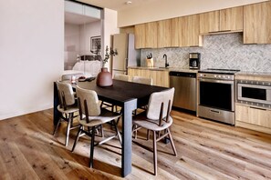 Standard Apartment, 2 Bedrooms | Private kitchen | Full-size fridge, microwave, oven, stovetop - Nester Finn St. Lawrence Market (Toronto)