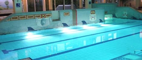 Piscine intérieure, piscine extérieure