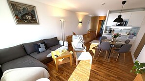 Una sala de estar moderna con un sofá, una mesa de centro y un comedor.