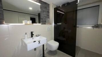 Haartrockner, Handtücher, Seife, Toilettenpapier