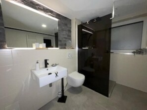 Haartrockner, Handtücher, Seife, Toilettenpapier