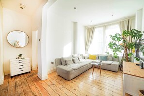 TV - Modern 2BDR Terrace with Garden in Tottenham (Greater London)
