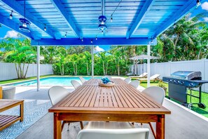 Outdoor dining - Sunset Haven w/ Saltwater Pool, Arcade Mins to Beach (Delray Beach)