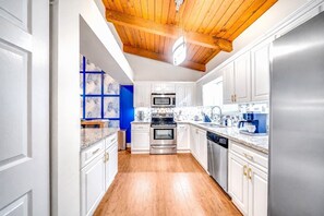 Køleskab, mikrobølgeovn, ovn, kogeplade