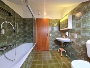 Shower, towels, soap, toilet paper - Swallow's nest ground floor left with balcony (Sachsenheim)