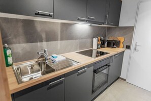 Kjøleskap, ovn, kokeplater og oppvaskmaskin