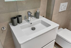 Gratis toiletartikelen, een haardroger, handdoeken, toiletpapier