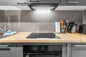 Réfrigérateur, four, plaque de cuisson, lave-vaisselle