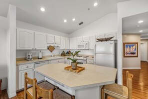 Fridge, microwave, oven, stovetop - NL A302 Mud Flat Molly`s (Cedar Key)