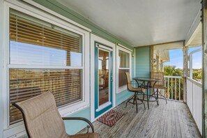 Outdoor dining - NL A302 Mud Flat Molly`s (Cedar Key)