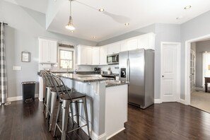 Kylskåp, mikrovågsugn, ugn och spishäll