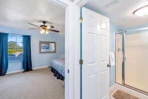 1 bedroom, desk, iron/ironing board, travel cot - Blue Bungalow on 1st! (Cedar Key)