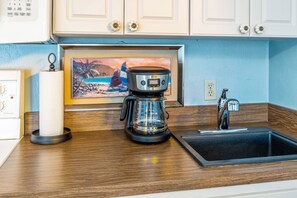 Fridge, microwave, oven, stovetop - Blue Bungalow on 1st! (Cedar Key)