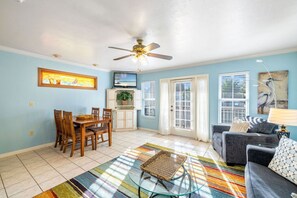 TV - Blue Bungalow on 1st! (Cedar Key)