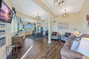 TV - Gulliver`s Rest at Harbour Master Suites (Cedar Key)