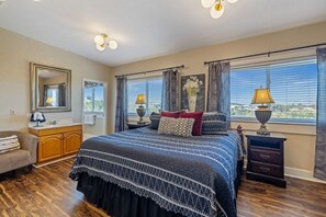 Iron/ironing board, travel cot, WiFi, bed sheets - Gulliver`s Rest at Harbour Master Suites (Cedar Key)
