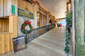 Property grounds - Gulliver`s Rest at Harbour Master Suites (Cedar Key)