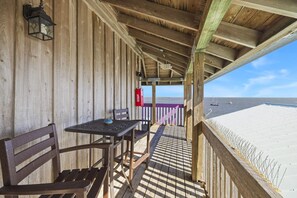 Outdoor dining - Sea Pearl at Harbour Master Suites (Cedar Key)