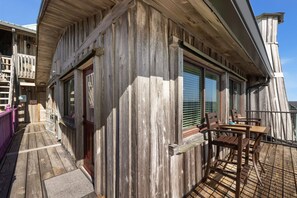 Outdoor dining - Corrigan`s Reef at Harbour Master Suites (Cedar Key)