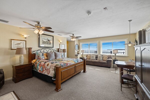 Iron/ironing board, travel cot, WiFi, bed sheets - Corrigan`s Reef at Harbour Master Suites (Cedar Key)