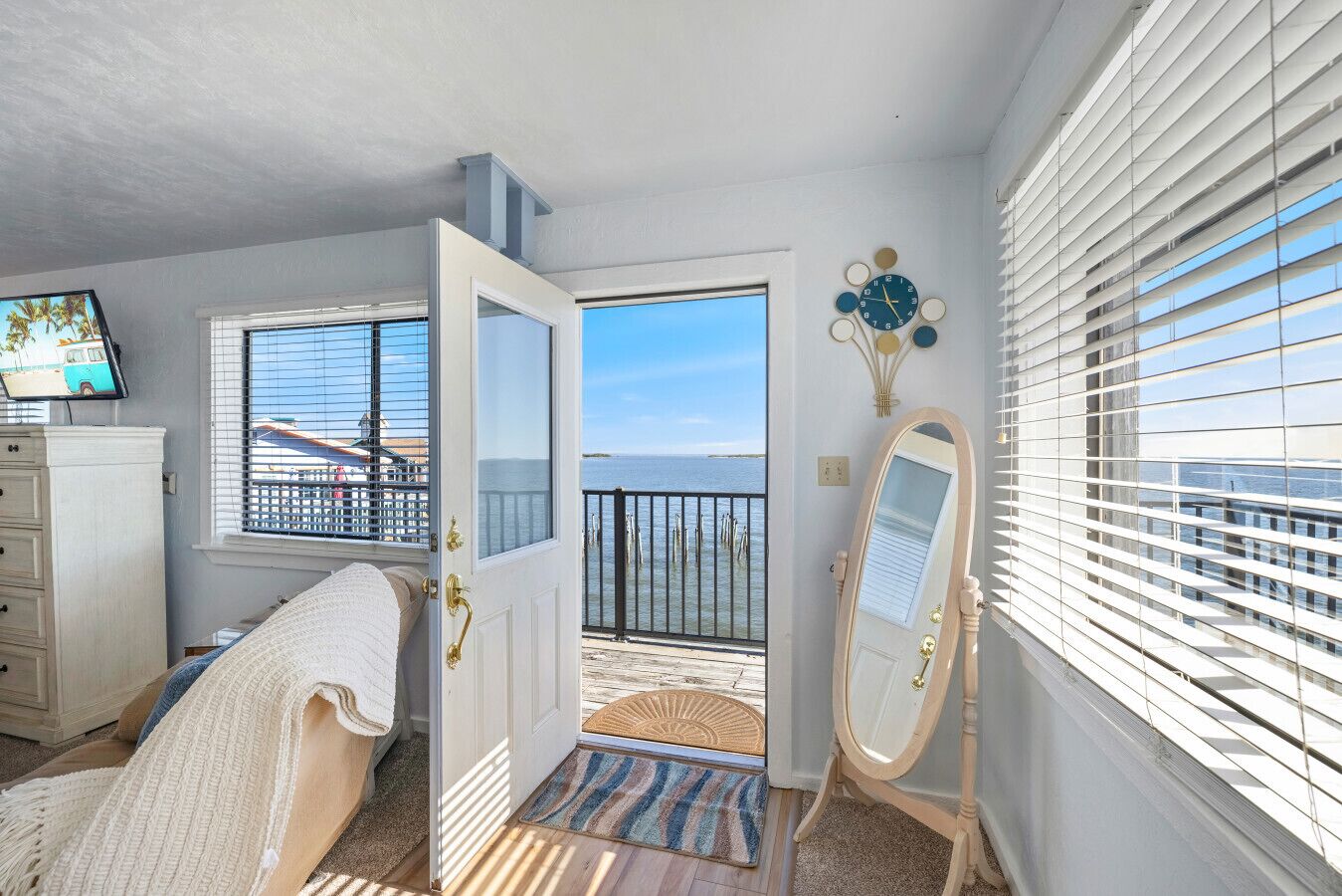 Silitysrauta/-lauta, vauvan matkasänky, Wi-Fi, vuodevaatteet