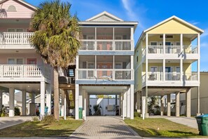 Exterior - Lucky Catch on 1 Street (Cedar Key)