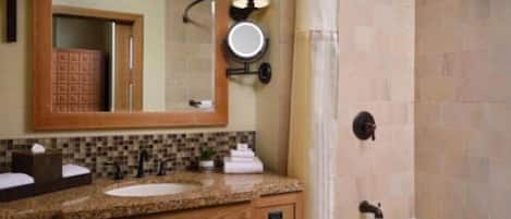 Secadora de cabello, toallas, jabón, papel de baño