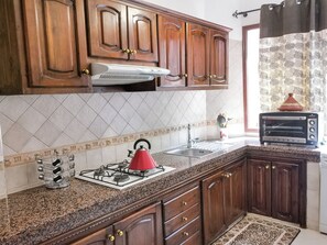 Private kitchen - Quiet & Spacious 2BR Apartment, Family-Friendly, Parking & Wi-Fi (Marrakech)