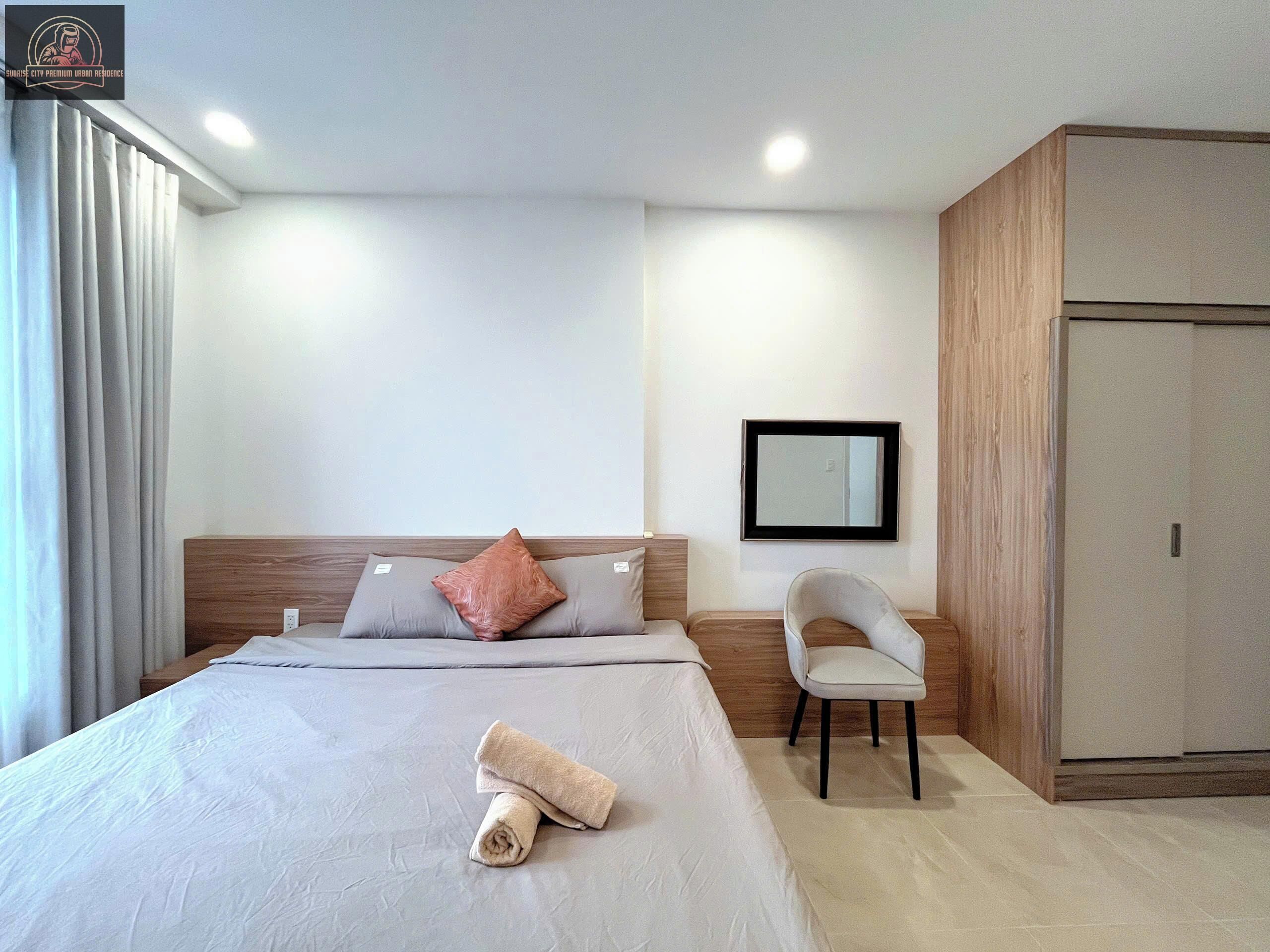 Escritorio, cortinas blackout, tabla de planchar con plancha y cunas 