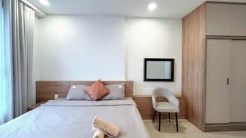 Escritorio, cortinas blackout, tabla de planchar con plancha y cunas