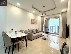 Apartamento Deluxe, 2 habitaciones, no fumadores, vistas a la ciudad | Zona de estar | Televisión de pantalla plana de 24 pulgadas con canales digitales