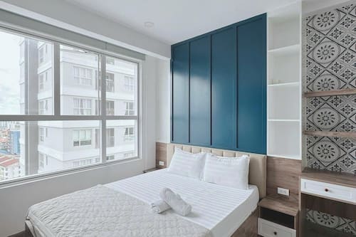 Departamento de lujo, 3 habitaciones, para no fumadores, vista a la ciudad | Escritorio, cortinas blackout, tabla de planchar con plancha y cunas