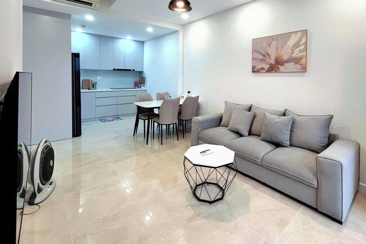 Deluxe-Apartment, 2 Schlafzimmer, Nichtraucher, Stadtblick | Wohnbereich | 24-Zoll-Flachbildfernseher mit Digitalempfang