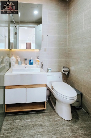 Căn hộ Cao cấp, 2 phòng ngủ, không hút thuốc, quang cảnh thành phố | Phòng tắm | Bồn tắm, máy sấy tóc, áo choàng tắm, dép đi trong nhà