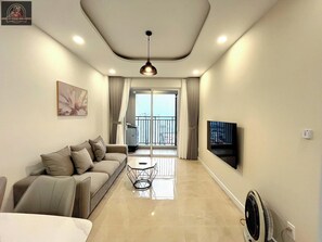 Apartamento Deluxe, 2 habitaciones, no fumadores, vistas a la ciudad | Zona de estar | Televisión de pantalla plana de 24 pulgadas con canales digitales