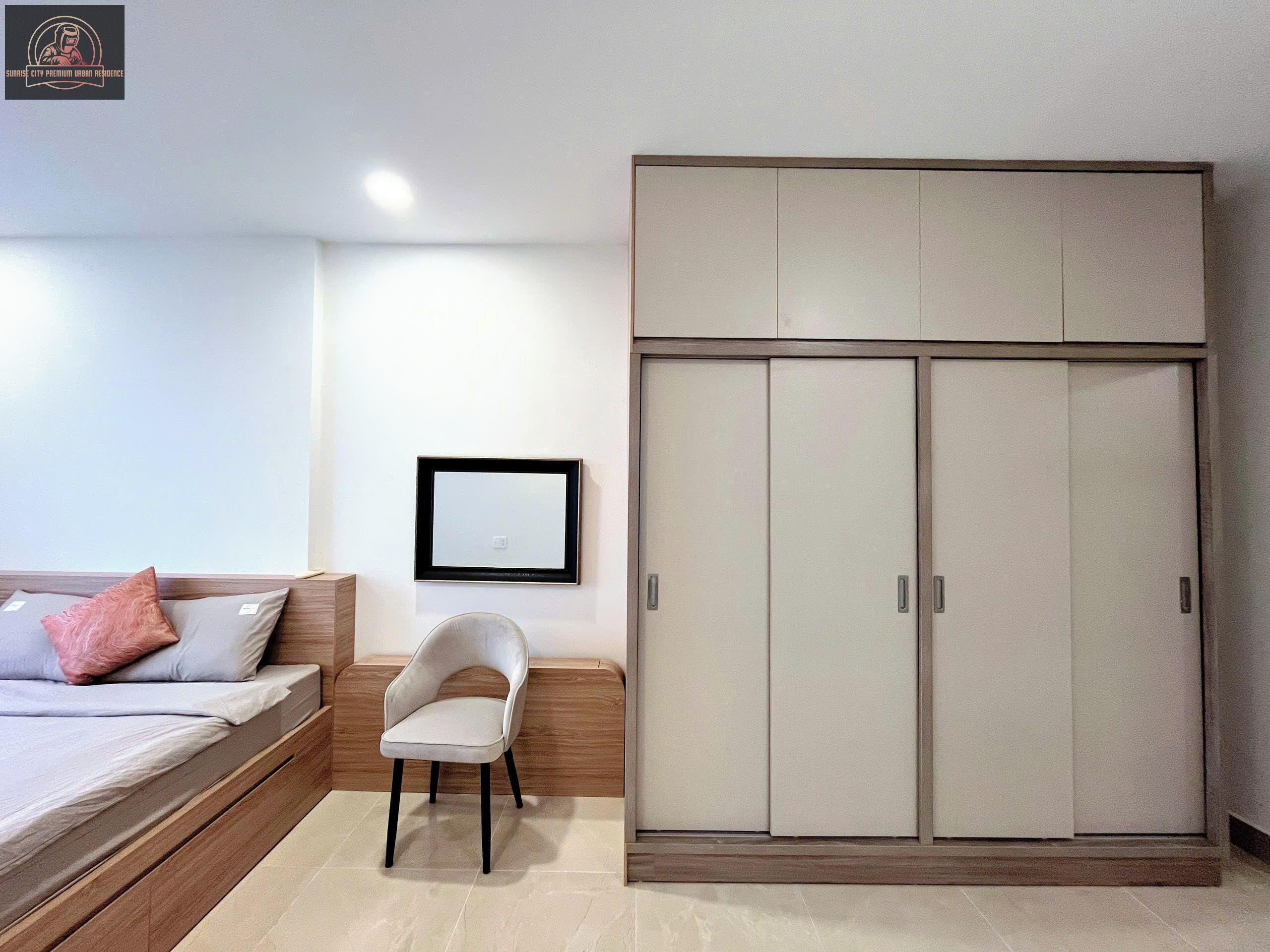 Ein Schlafzimmer mit Bett, Stuhl, Kleiderschrank und einem gerahmten Bild an der Wand.