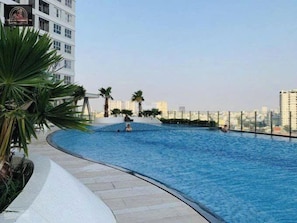 Hồ bơi ngoài trời