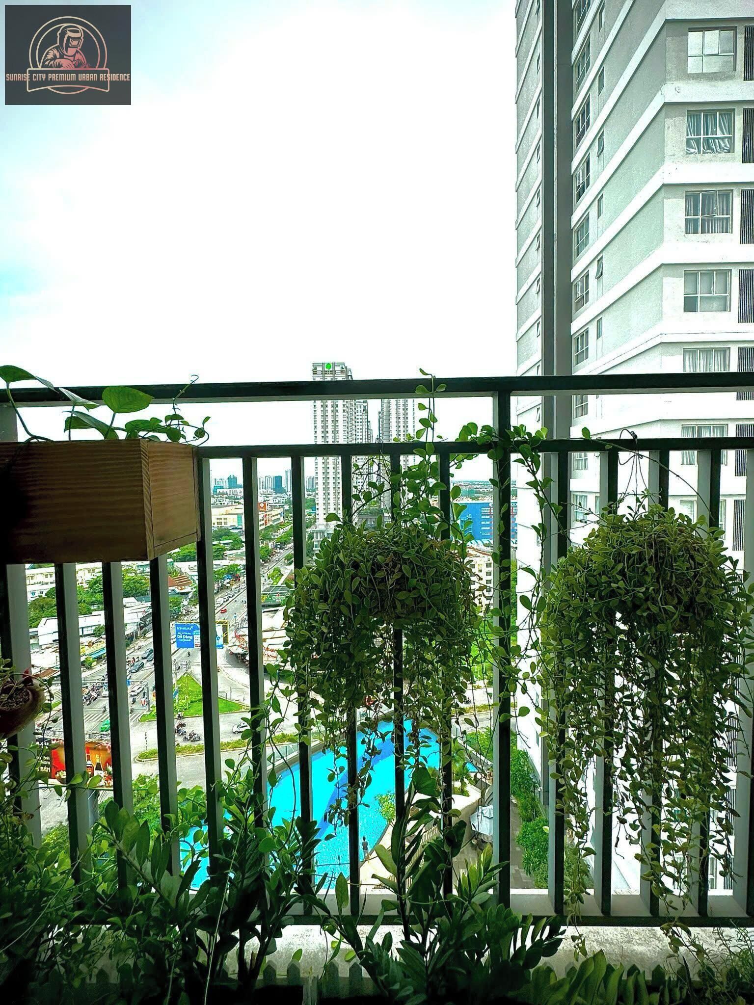 Escritorio, cortinas blackout, tabla de planchar con plancha y cunas 