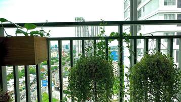 Escritorio, cortinas blackout, tabla de planchar con plancha y cunas