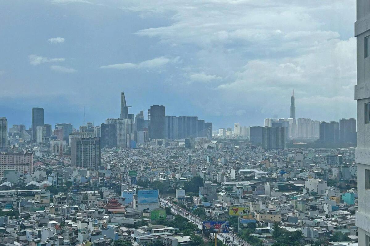 Eine Skyline mit Hochhäusern und einer dichten Stadtlandschaft.