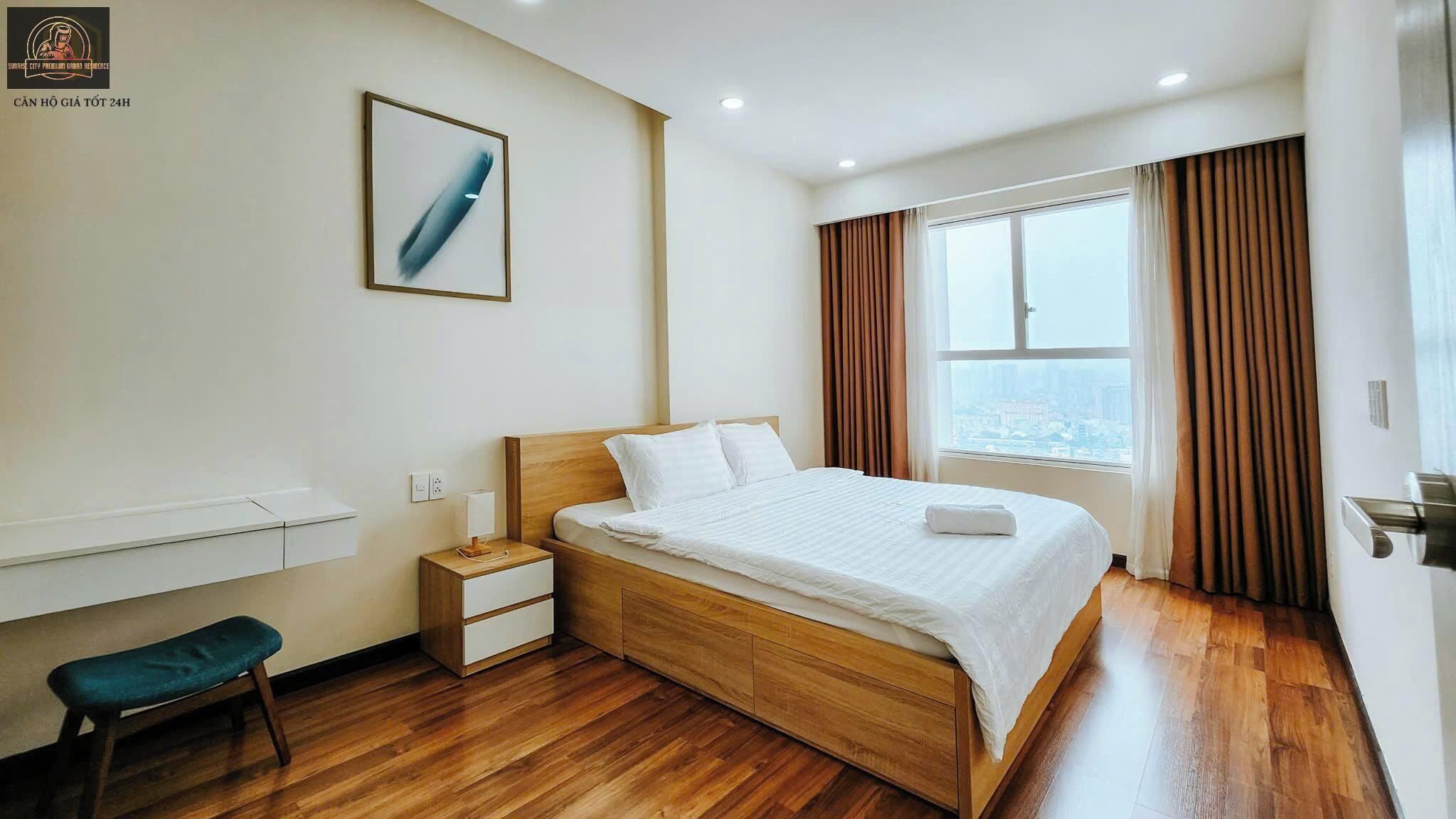 Ein modernes Hotelzimmer mit einem hölzernen Bett, einem Schreibtisch und Blick auf die Stadt.