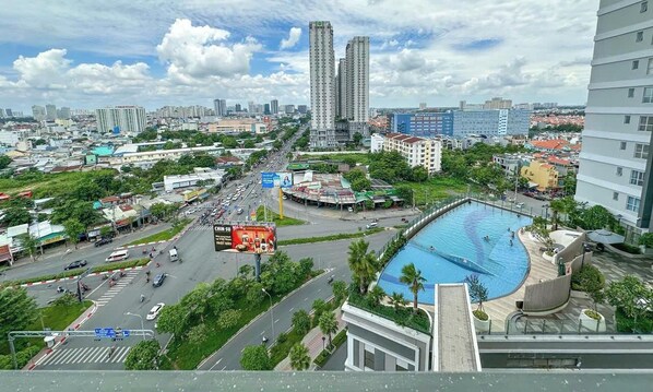 Una piscina al aire libre