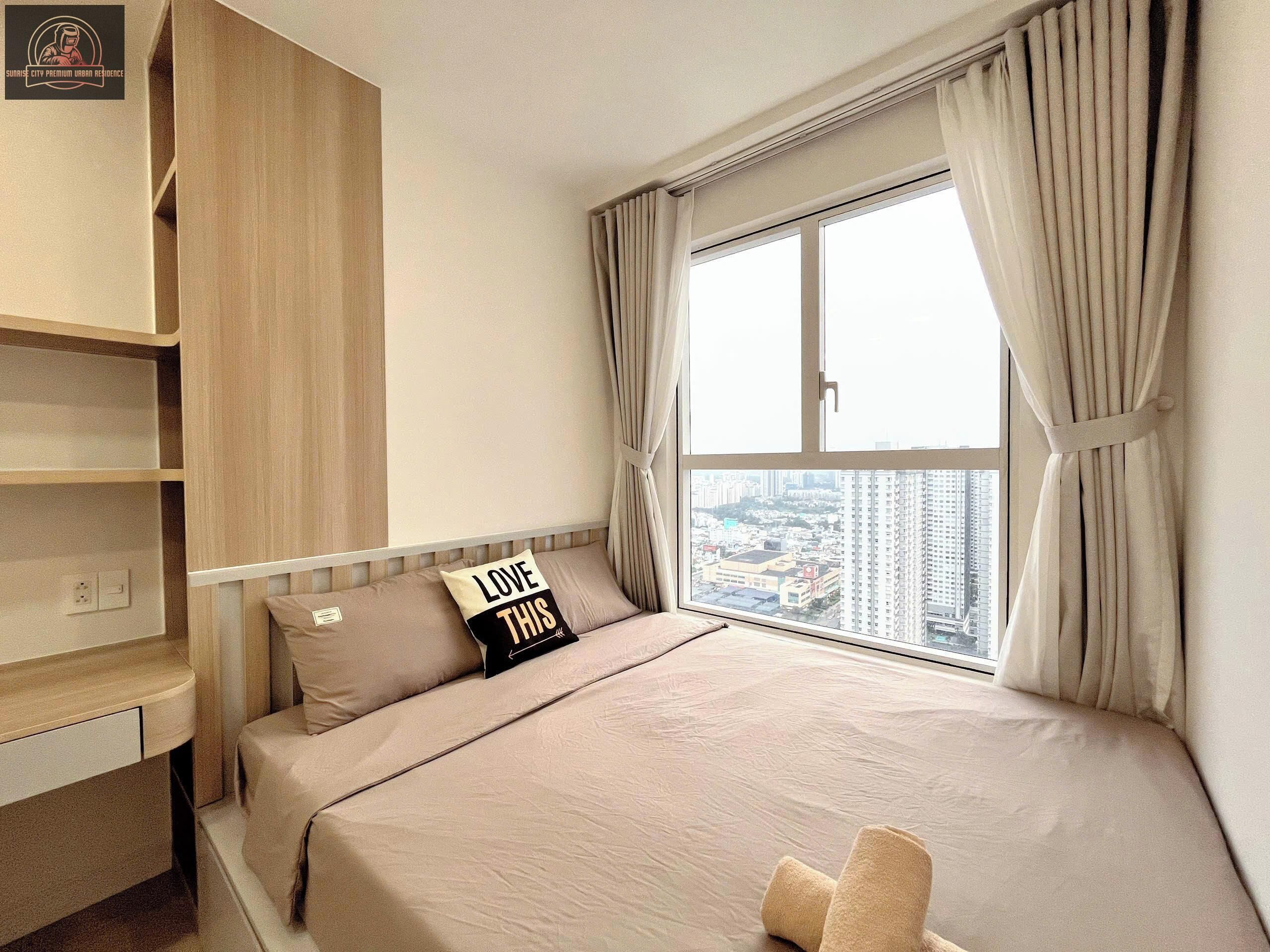 Une chambre moderne avec un grand lit, une fenêtre avec des rideaux et une vue sur la ville.