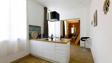 Kjøleskap, mikrobølgeovn, ovn og kokeplater