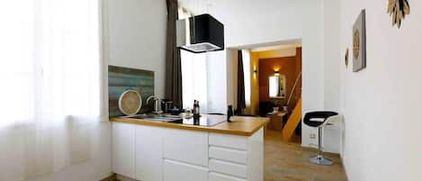 Réfrigérateur, micro-ondes, four, plaque de cuisson