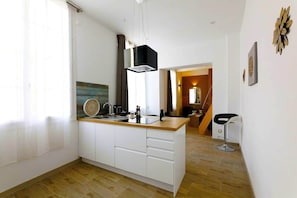 Kühlschrank, Mikrowelle, Ofen, Herdplatte