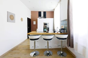 Fridge, microwave, oven, stovetop - Historic center, modern, facing Cathedral with AC (Aix-en-Provence)